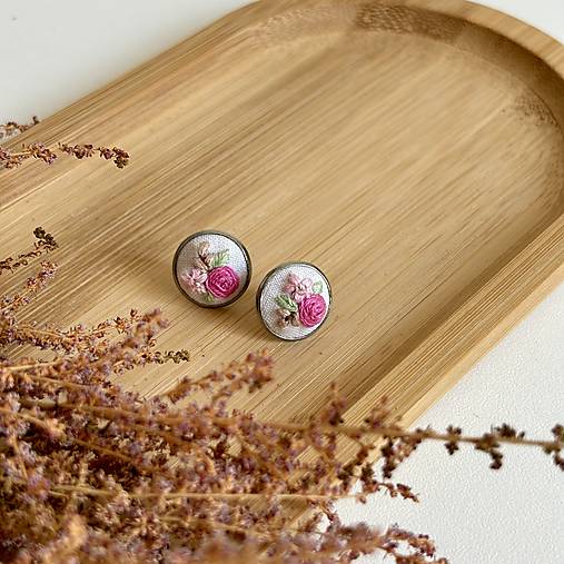 Náušnice - Napichovacie náušnice vyšívané ruže (ružové) - 16743408_