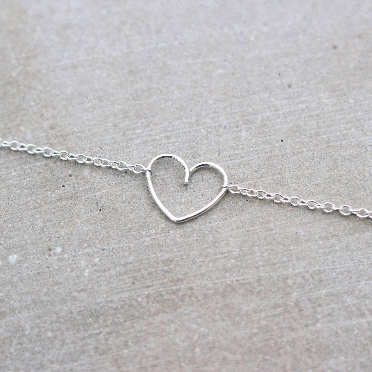 Strieborný náramok so srdiečkom