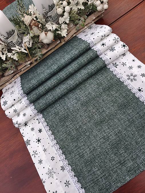 Úžitkový textil - Štola vianočná - temne zelená lemovaná zelenými vločkami na bielej - 16748075_