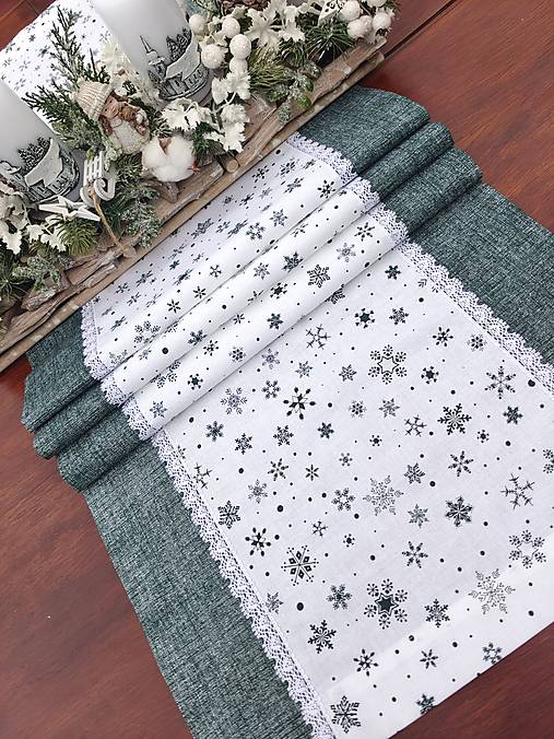 Úžitkový textil - Štola vianočná - temne zelené vločky na bielej lemované temne zelenú - 16748077_