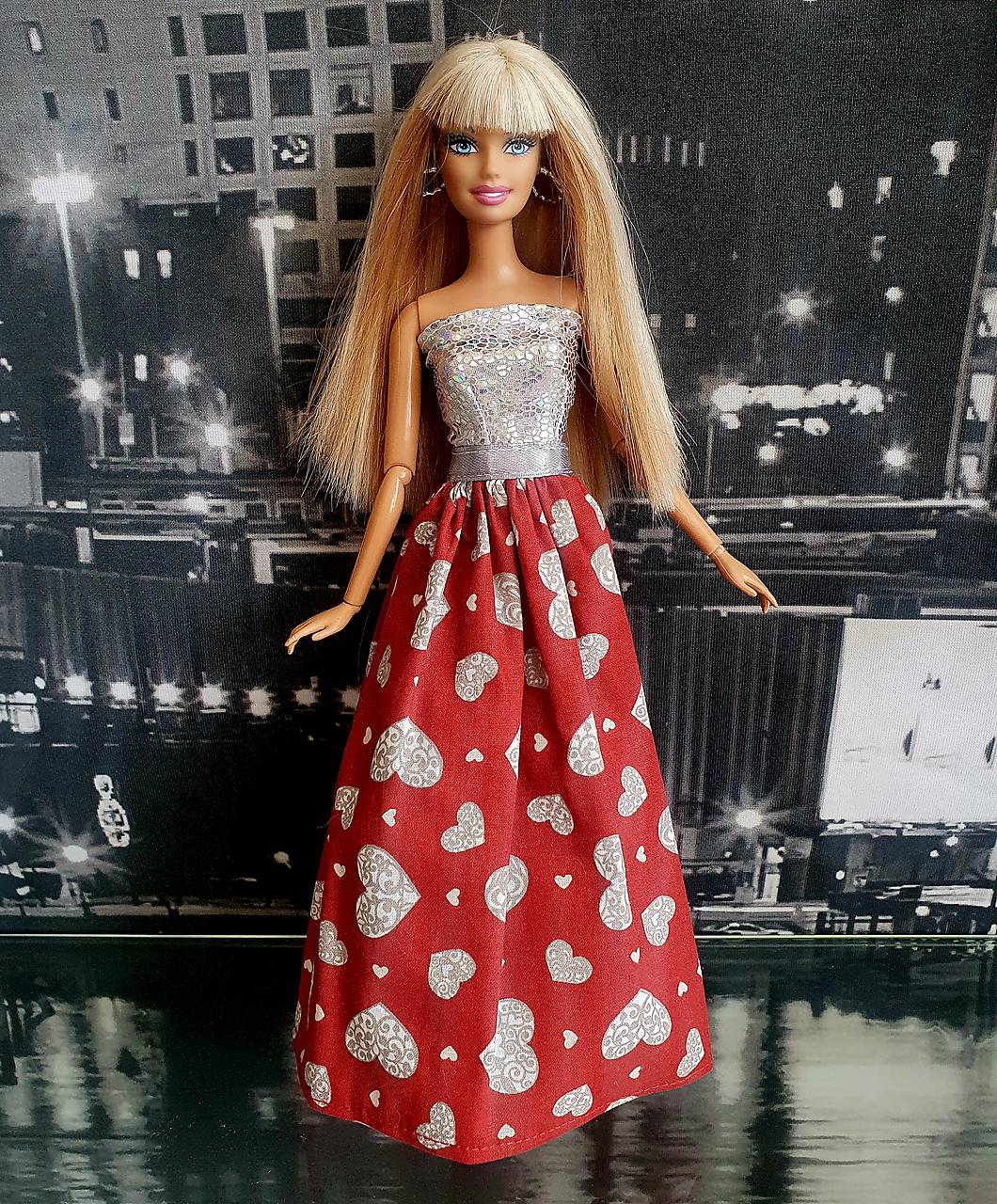 Srdiečkové šaty pre Barbie