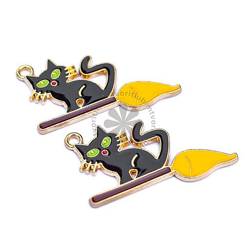 Komponenty - (7777) Halloween prívesok - mačka na metle, 34 x 20 mm - 1 ks - 16753099_