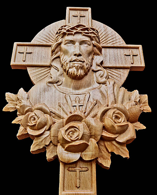 Dekorácie - Drevorezba Ježiš Kristus na kríži - ruže - 16756473_