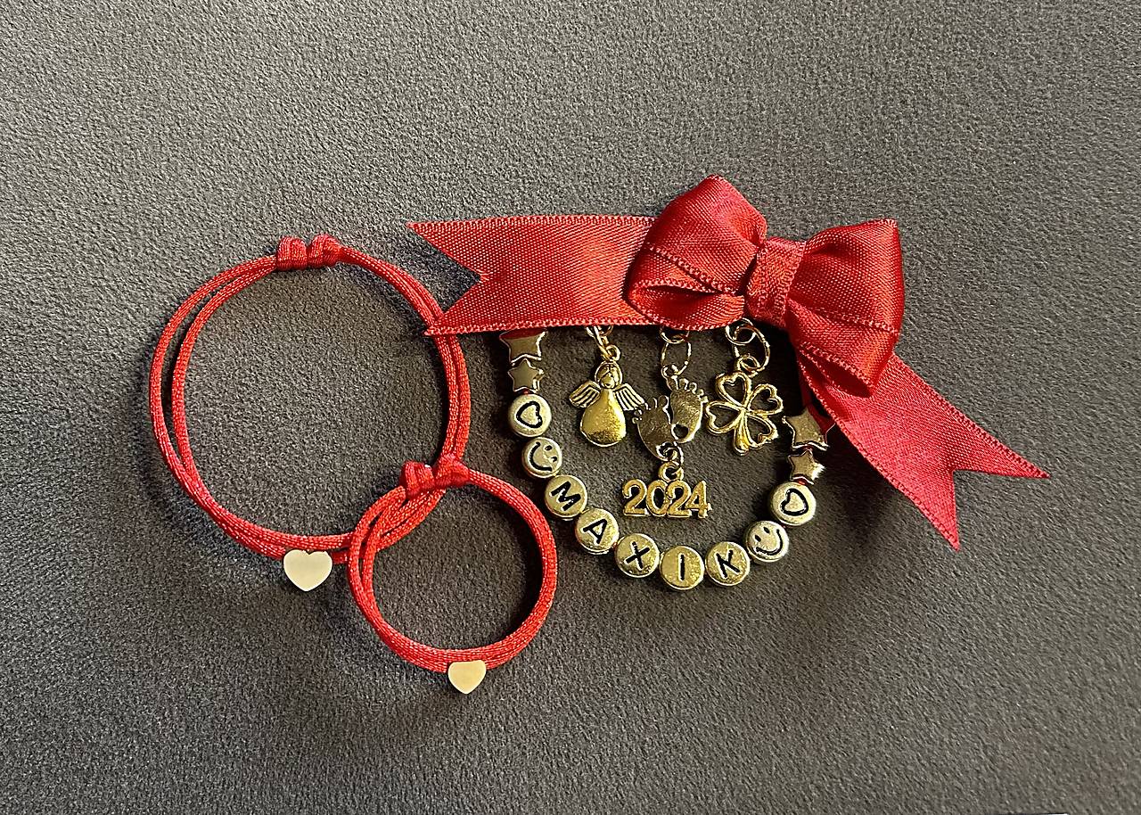 Set proti urieknutiu - mašlička na kočík s anjelikom, štvorlístkom, nožičkami, rokom a menom + 2x náramok so srdiečkom