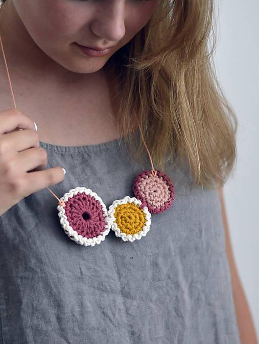 Iné šperky - Háčkovaný náhrdelník - ružová, žltá - 16772590_