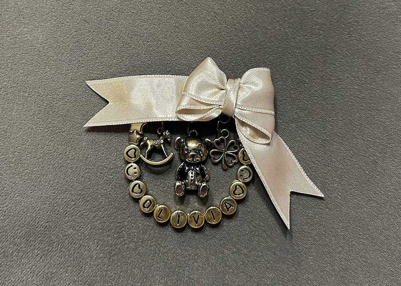 Okrasná mašlička na kočík/vajíčko s mackom, koníkom, štvorlístkom a menom