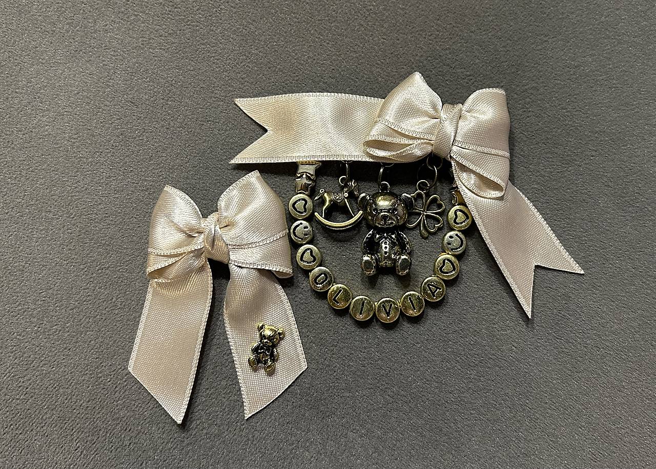 Set - okrasná mašlička na kočík/vajíčko s mackom, koníkom, štvorlístkom a menom + jednoduchá mašlička