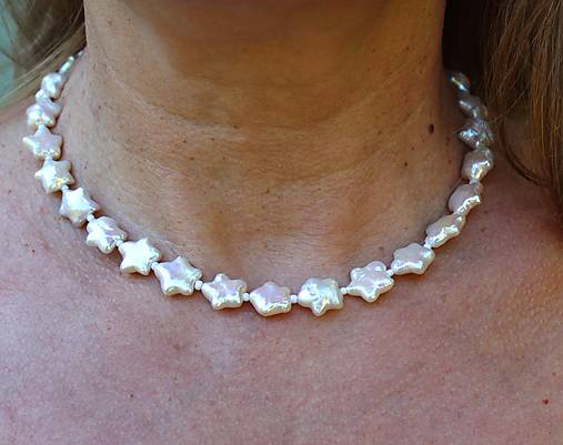 Náhrdelníky - perly náhrdelník - chocker, prírodná perla v tvare hviezdičiek - 16778981_