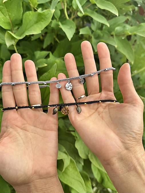 Náhrdelníky - Macrame  jednoduchy choker šedý - 16785592_