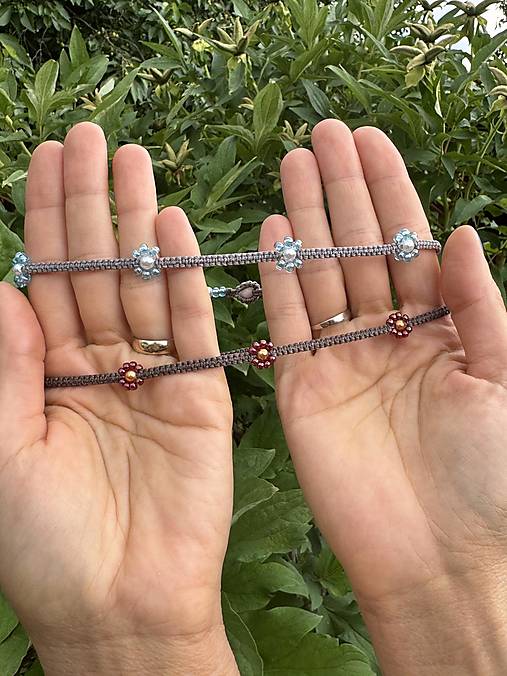 Náhrdelníky -  Macrame choker kvetinka šeda - 16785595_