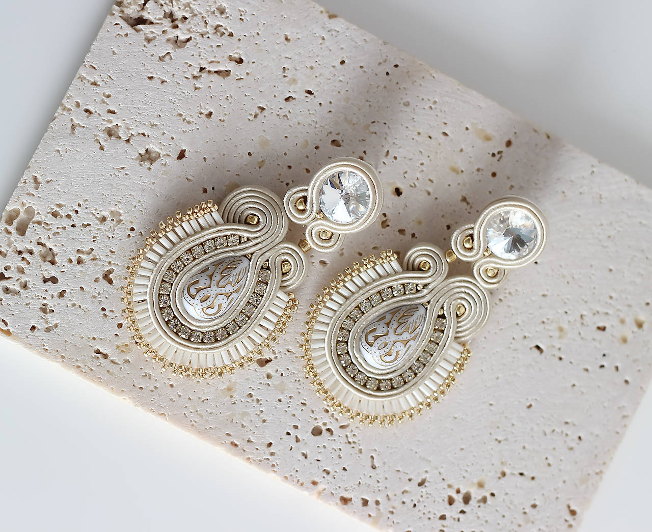 Svadobné šujtášové náušnice so Swarovski kryštálmi (Béžové)