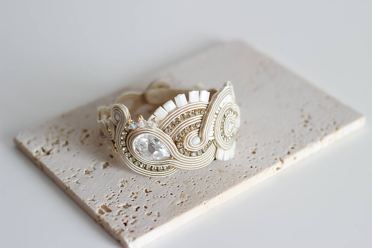 Svadobný šujtášový náramok Valentína (Béžová)