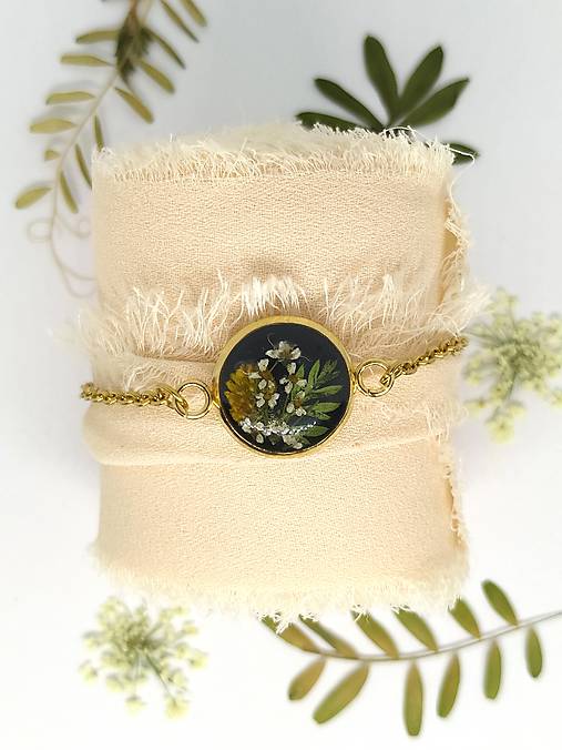 Náramky - Pozlatený náramok SVETLO V TME z pravých sušených byliniek - 16786793_