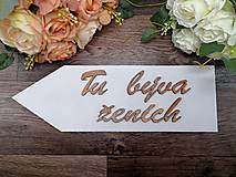 Tabuľky - Svadobná šípka bez palice s nápisom tu býva ženích  - 16790756_
