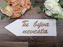 Tabuľky - Svadobná šípka bez palice s nápisom tu býva nevesta  - 16790779_