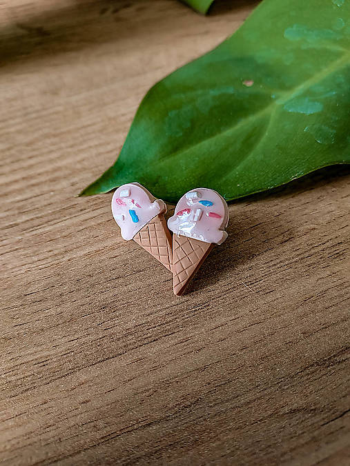Náušnice - Zmzlinové napichovacie náušnice ICE CREAM (Jahodová v kornútku) - 16793212_