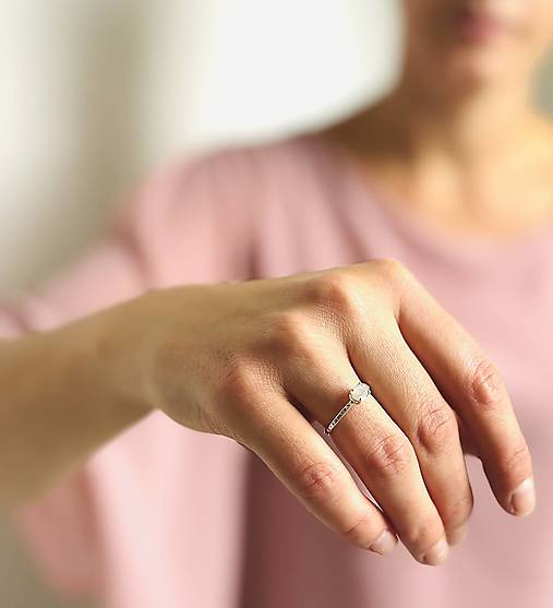 Faceted Grey Moonstone Silver Ring AG925 / Jemný strieborný prsteň s prírodným šedým mesačným kameňom E008