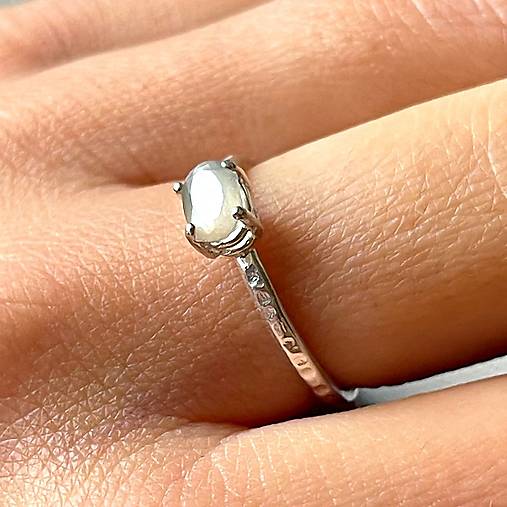 Faceted Grey Moonstone Silver Ring AG925 / Jemný strieborný prsteň s prírodným šedým mesačným kameňom E008