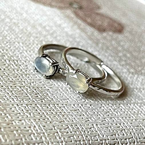 Faceted Grey Moonstone Silver Ring AG925 / Jemný strieborný prsteň s prírodným šedým mesačným kameňom E008