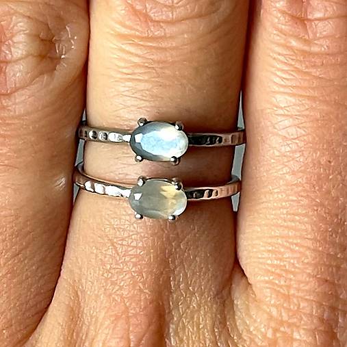 Faceted Grey Moonstone Silver Ring AG925 / Jemný strieborný prsteň s prírodným šedým mesačným kameňom E008