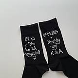 Ponožky, pančuchy, obuv - Maľované ponožky k výročiu/svadbe “z toho už nevyzuješ / (nevyzuješ /dátum navždy svoji + iniciály” čierne) - 16796826_