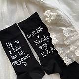 Ponožky, pančuchy, obuv - Maľované ponožky k výročiu/svadbe “z toho už nevyzuješ / (nevyzuješ /dátum navždy svoji + iniciály” čierne) - 16796828_