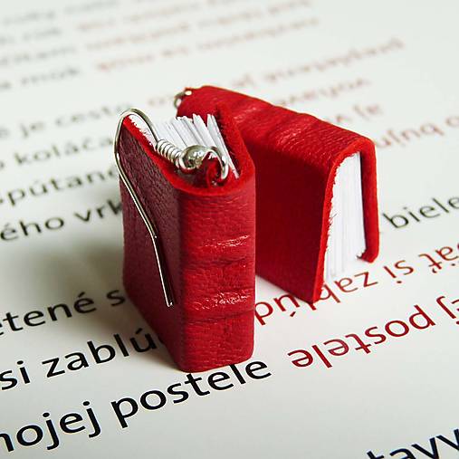 Náušnice - Knižkové náušnice: červeno-biele - 16799507_
