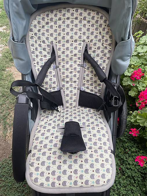 Detský textil - VLNIENKA podložka do kočíka THULE  Urban Glide 4 wheel 100% MERINO TOP SUPER WASH Grey Ježkovia na zelenej - 16800337_