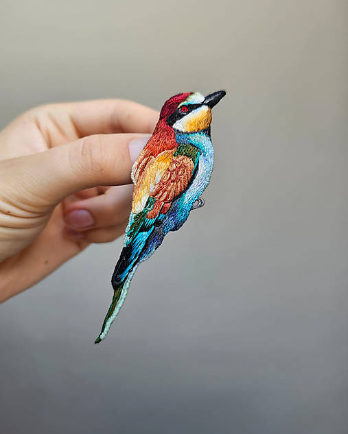 Brošne - Ručne vyšívaná brošňa na objednávku - Včelárik zlatý - 16800159_