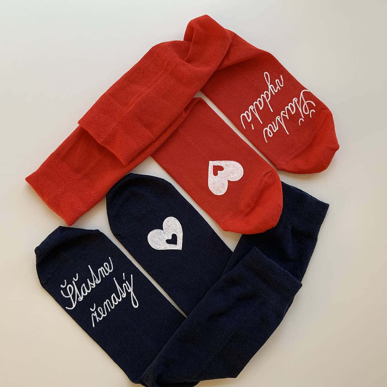 Darčeková sada maľovaných ponožiek pre novomanželov / k výročiu svadby (červené + tmavomodré)