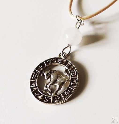 Náhrdelníky - Handmade prívesok z liečivého kameňa ruženínu pre znamenie býk - 16801647_