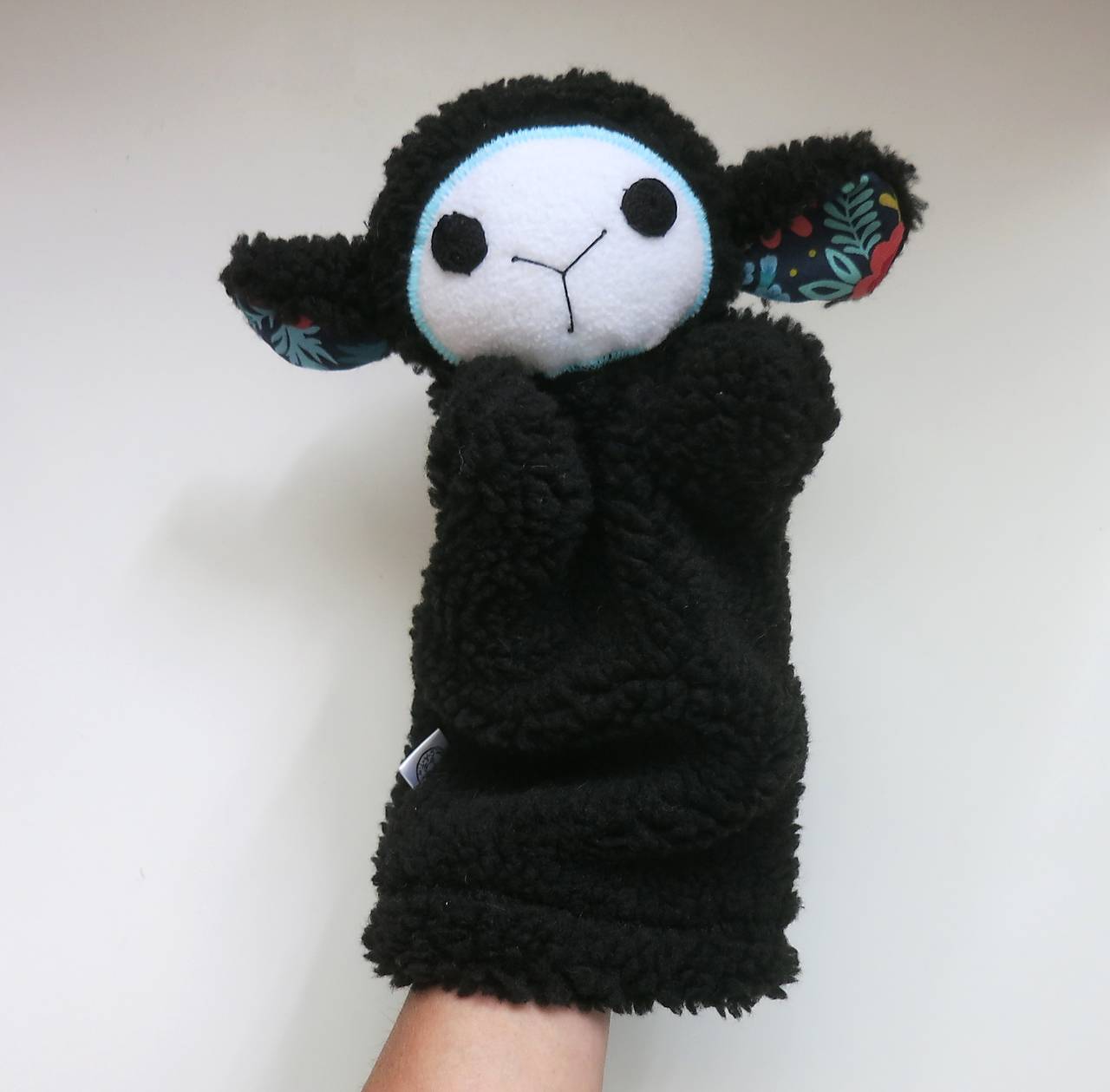 Maňuška ovečka (Huňatá čierna ovečka od Tmavej lúky.)