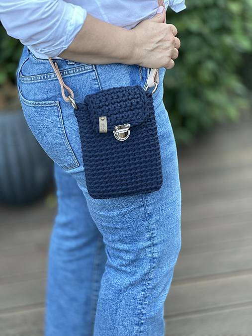 Kabelky - Háčkovaná crossbody kabelka tmavomodrej farby - 16809097_