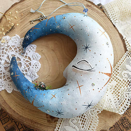 Dekorácie - Textilná dekorácia- Modrý mesiac so šálkou - 16810074_