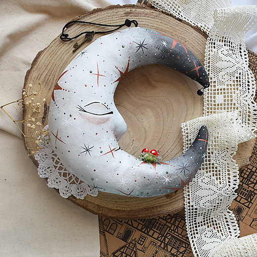 Dekorácie - Textilná dekorácia- Mesiac s hríbikmi - 16810108_