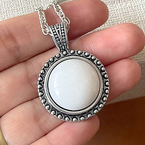 Náhrdelníky - Antique Silver Gemstone Pendant / Prívesok s minerálom v starostriebornej farbe E047 (Antique Silver White Jade Pendant / Prívesok s bielym jadeitom) - 16816030_