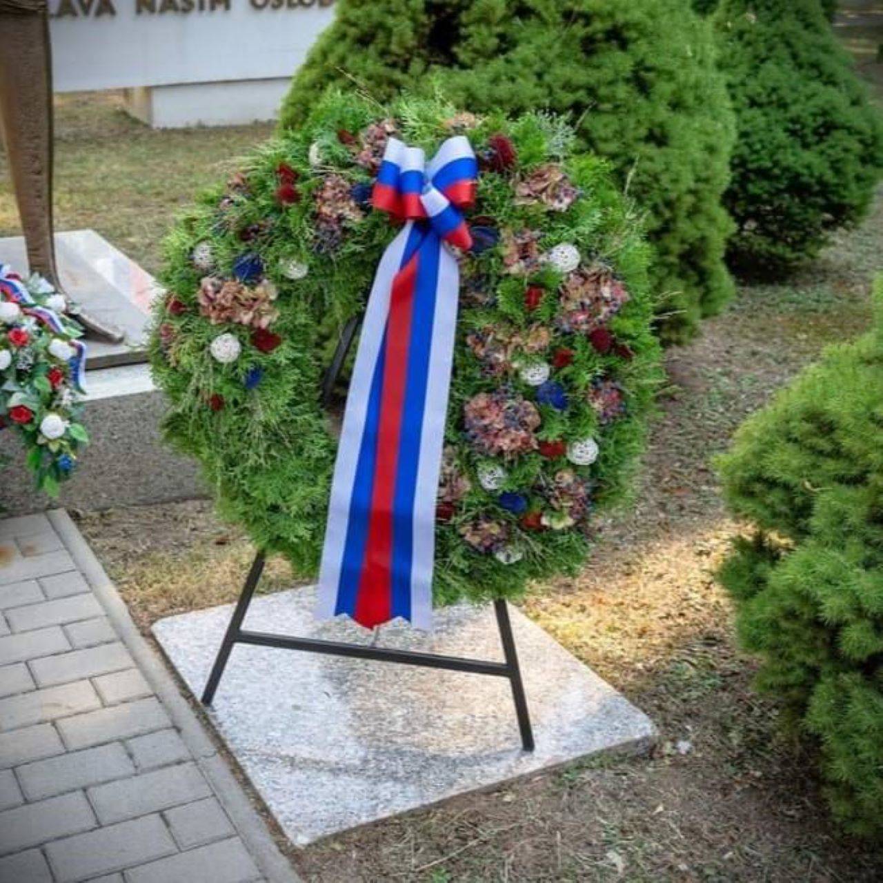 Veniec TRIKOLÓRA na oficiálne pietne udalosti