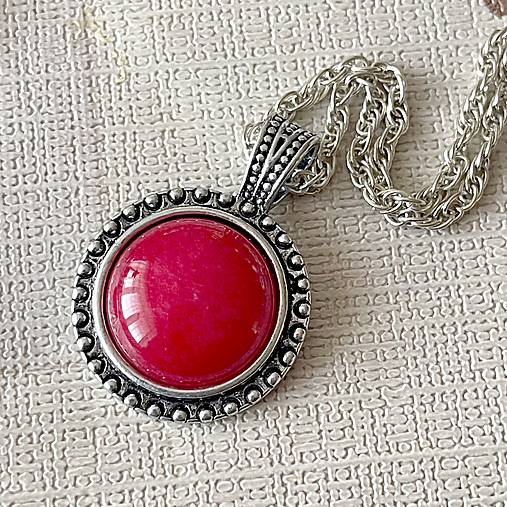 Náhrdelníky - Antique Silver Gemstone Pendant / Prívesok s minerálom v starostriebornej farbe E047 (Antique Silver Red Jade Pendant / Prívesok s červeným jadeitom) - 16816825_