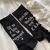 Ponožky, pančuchy, obuv - Maľované ponožky k výročiu/svadbe “z toho už nevyzuješ / (nevyzuješ /dátum navždy svoji + iniciály” čierne) - 16821456_