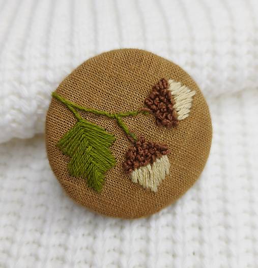 Brošne - Výšivaná jesenná brošňa (žalude) - 16825395_