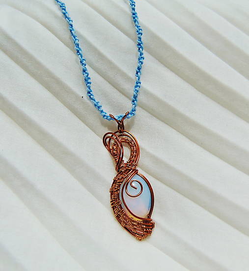 Náhrdelníky - Drôtený prívesok Do belasa - 16833355_