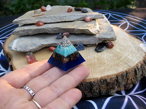 Pyramída s turmalínom 3,5 cm, č. 4152