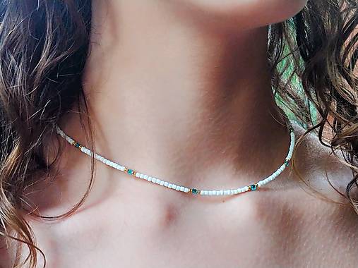 Náhrdelníky - Náhrdelník, choker, biela, tyrkysová, zlatá farba - 16834591_