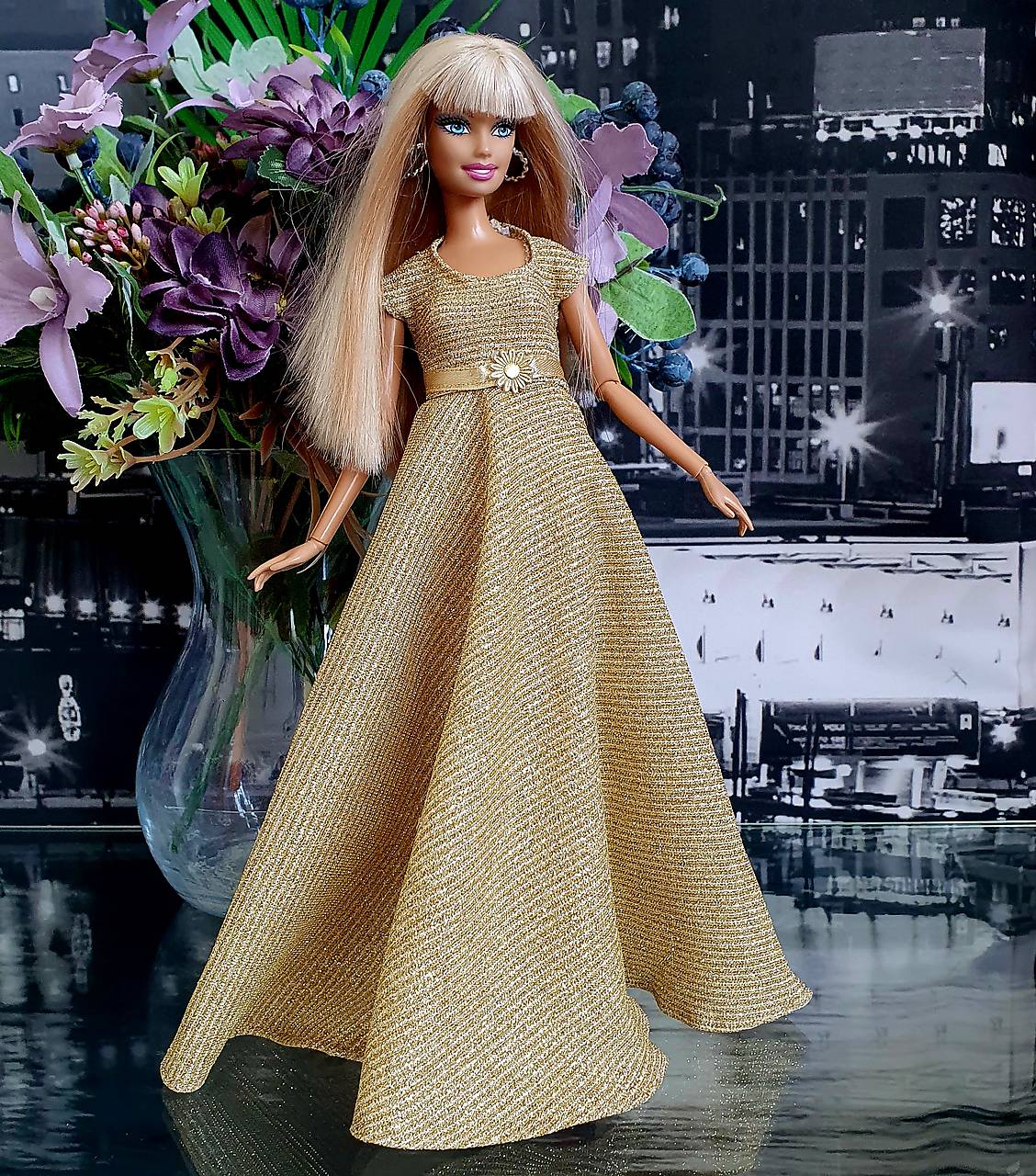 Zlaté trblietkavé šaty pre Barbie