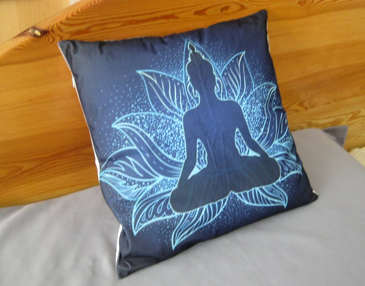 Vankúš čakrový, meditujúci muž 45x45 cm, aj s výplňou