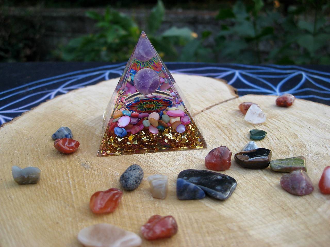 Pyramída s minerálmi (ametyst a achát)