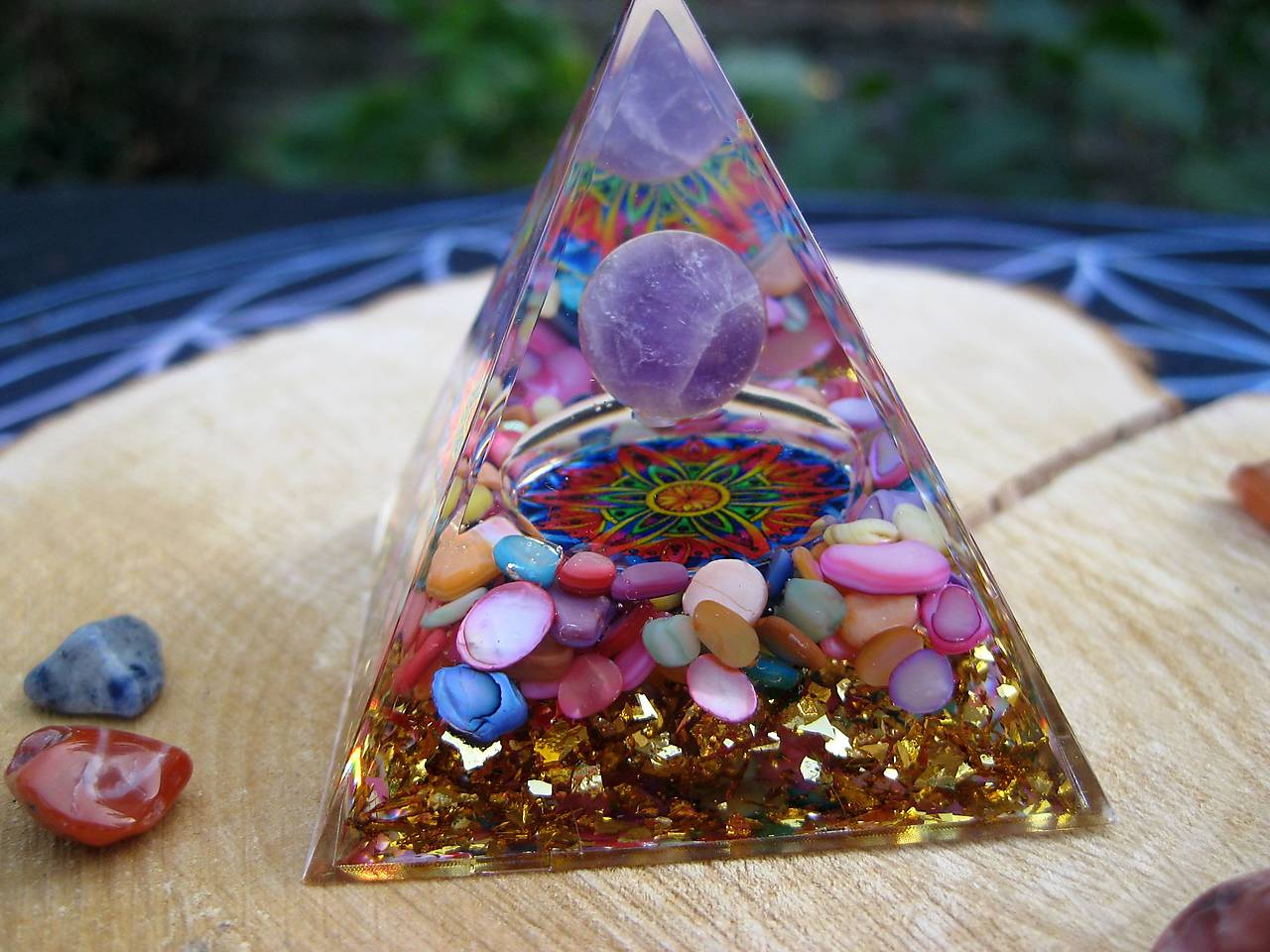 Pyramída s minerálmi (ametyst a achát)