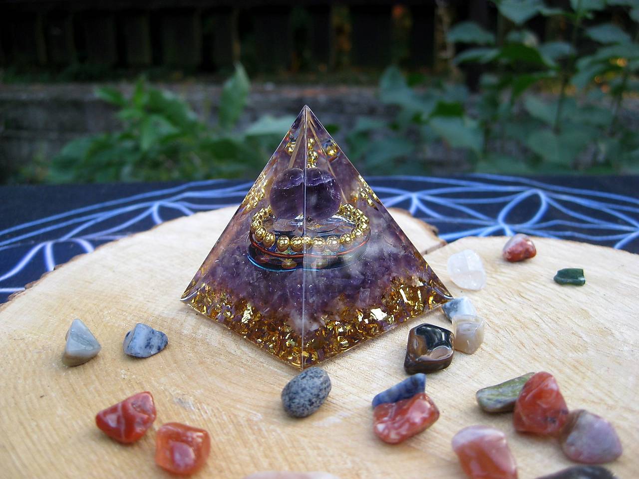 Pyramída s minerálmi (ametyst)
