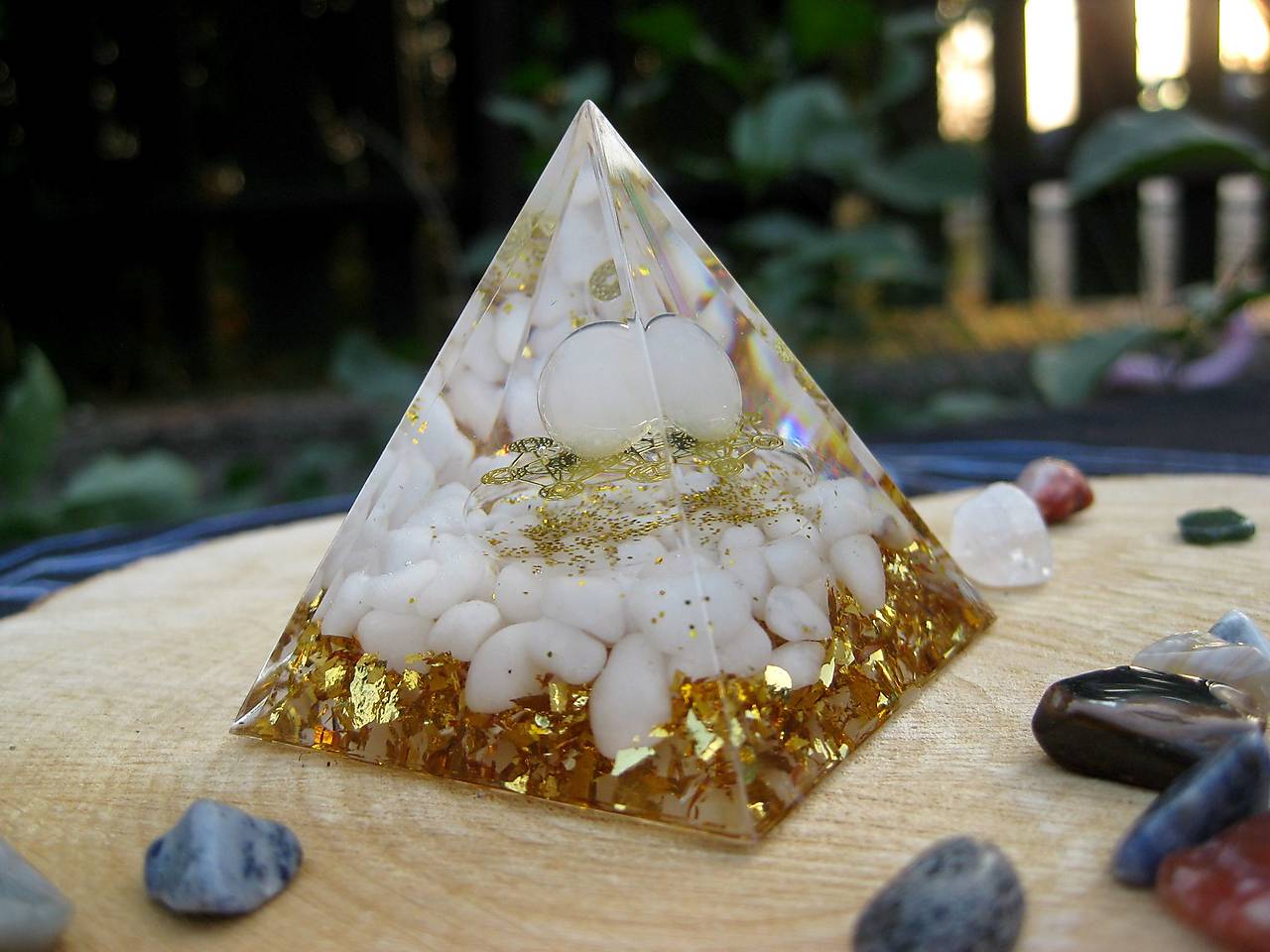 Pyramída s minerálmi (achát)
