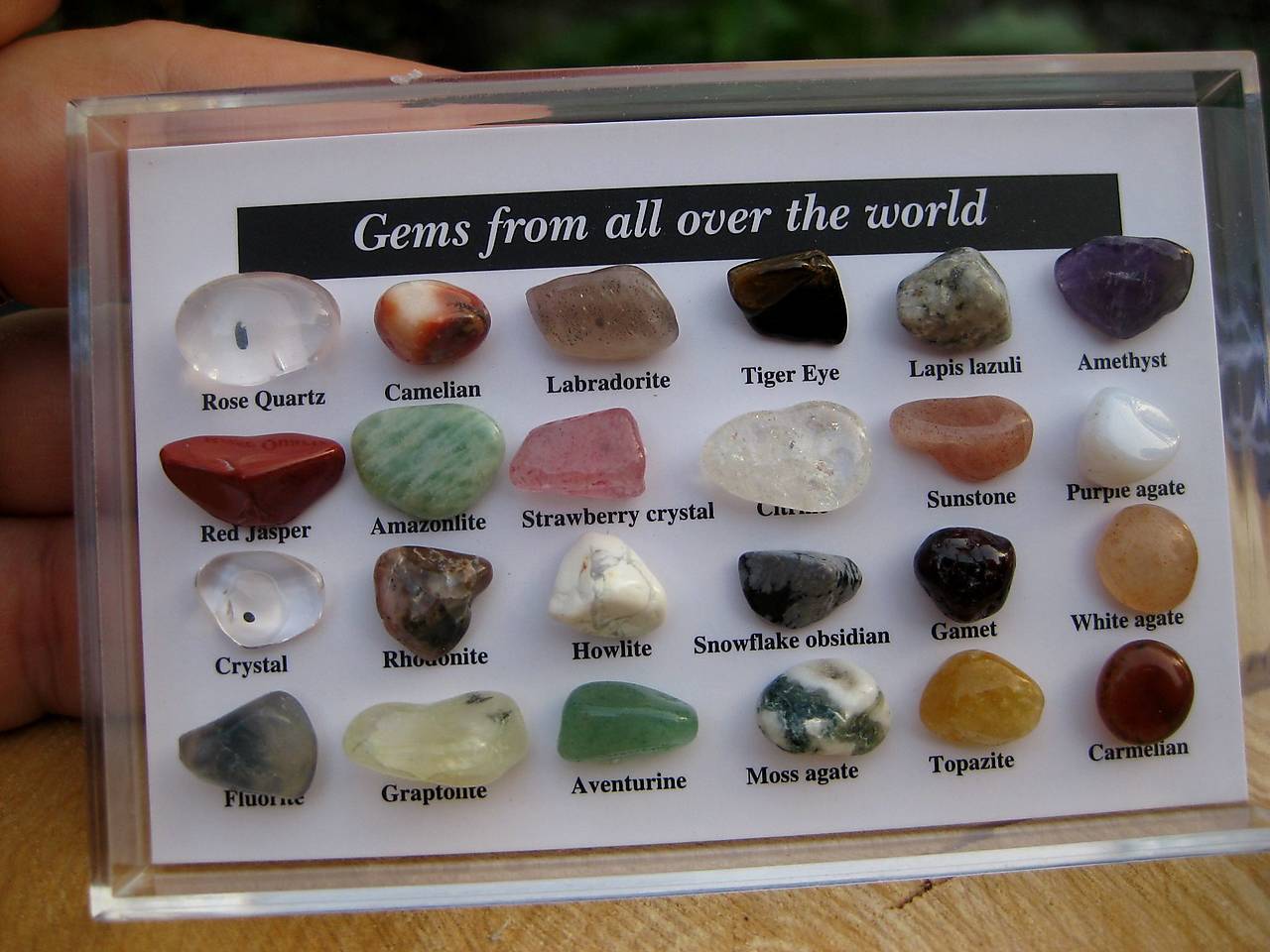 Krabička vzorky minerálov s nápismi